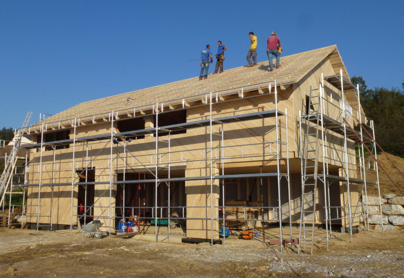 Bau eines Holzhauses mit Satteldach